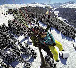 Winterflug über der Clavadeler Alp