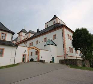 Blick vom Parkplatz auf den Schlosseingang