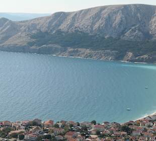 Blick auf Baška, sowie Strand und Bucht von Baška