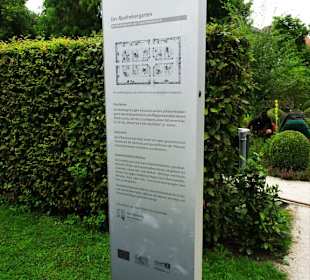 Infostele am Eingang zum Apothekergarten