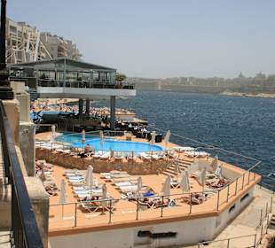 Hotelpool am Hafen von Valletta