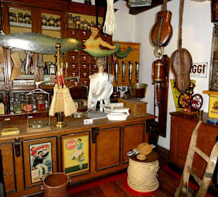 Blick in den Laden eines Schiffsausrüsters