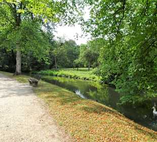 Spaziergang durch die sommerlichen Graftanlagen