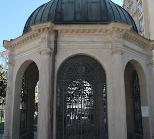 Der Kochbrunnenpavillon am Kochbrunnenplatz