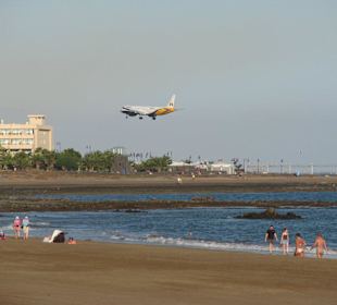 Flugzeug im Landeanflug neben Hotel Beatriz Playa