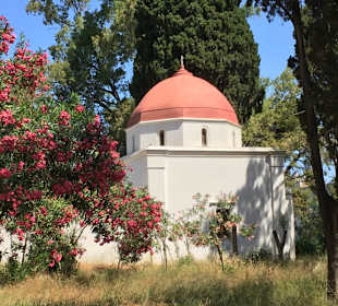 Eine kleine Kirche nahe des Yachthafens