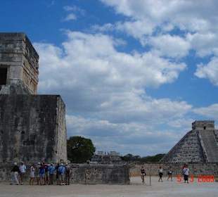 Blick vom Ballspielplatz zur Pyramide
