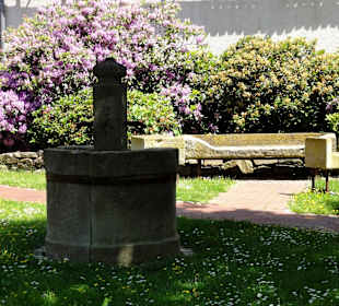 Brunnen mit steinernen Sitzgelegenheiten