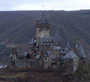 Die Reichsburg vom Moselhöhenweg