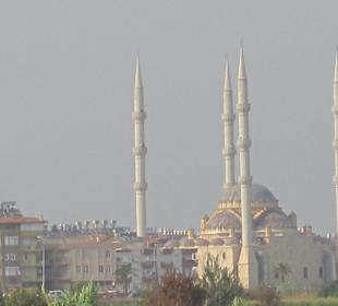 Blick von Fluss auf Moschee