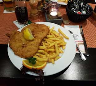 Wiener Schnitzel  oben rechts ausreichend Mayo