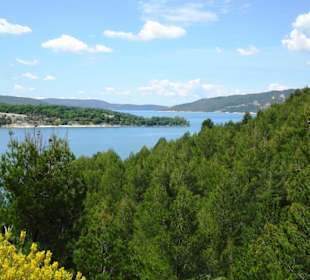 Der Stausee Sainte Croix vor dem Canyon du Verdon