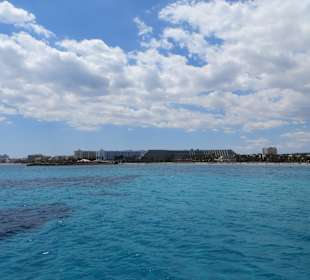 Wunderschönes Wasser bei der Boots- Küstenfahrt