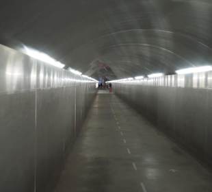 Tunnel zum Aufzug (unter dem Berg)