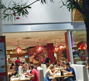 Leute stehen schlange für einen Platz