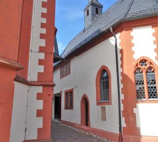 Zwischen Kirche und Gnadenkapelle