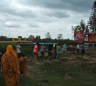 Die nächste Rakete wird zur Rampe getragen