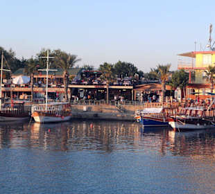 Hafenbecken mit Blick aufs Zentrum