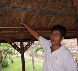 Jonli in der Gerichtshalle Kerta Gosa