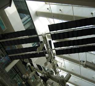 ISS und Shuttle in Flughafenhalle