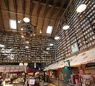 Tausende von Kaffeekannen