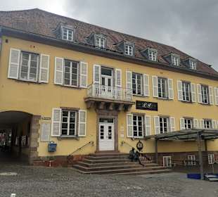 Bronzeskulptur Lesende in Homburg