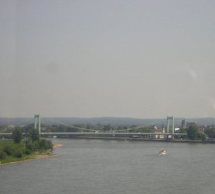 Blick aus der Seilbahn durch die Scheibe