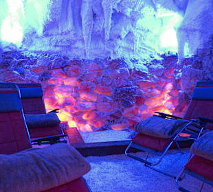Mit Farblichttherapie in der Salzgrotte