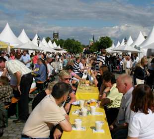 Lange Tafel fast bis zum Dom