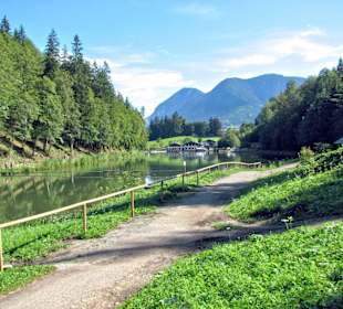 Der Wanderweg geht direkt am Wasser lang