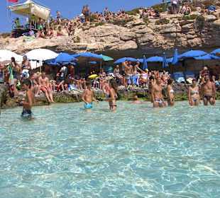 Blaue Lagune, Kein Strand, scharfkantige Felsen