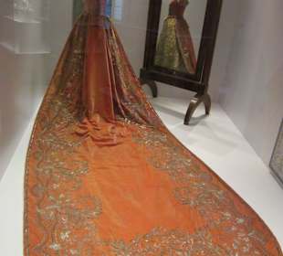 Fürstenkleid mit langer Schleppe-Satussymbol