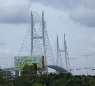 die Hängebrücke im Mekong