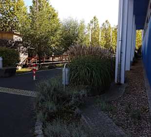 Steht vor dem Freizeitbad Atlantis