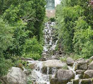 Der Viktoriawasserfall und das Nationaldenkmal