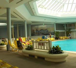 Leżaki między basenami