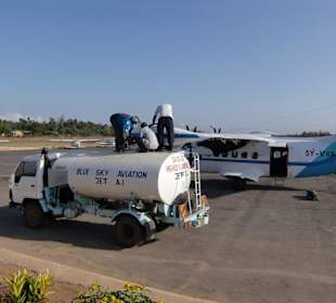 Tanken des Fliegers mit Handpumpe