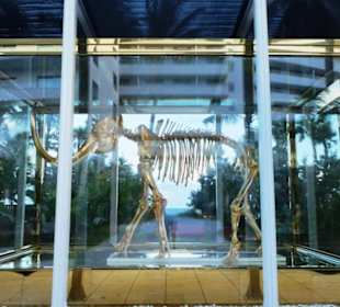 Vergoldeter Dinosaurier im Garten