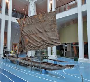 In der zentralen Halle des Übersee-Museums