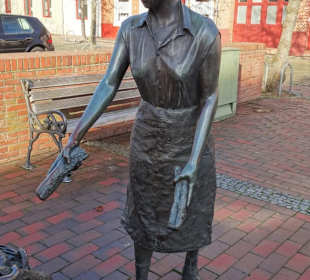 Ansichten des Denkmals für die Torffrauen