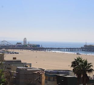 Blick auf Strand und Pier