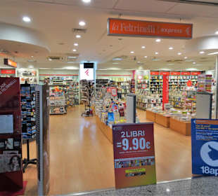 Geschäfte im Terminal des Flughafens von Olbia