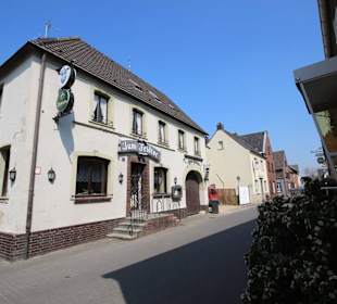 Straßen und Gebäude in Zons