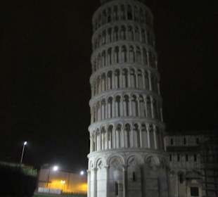 Schiefer Turm bei Nacht