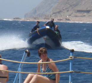 Schnellboot mit Tauchern