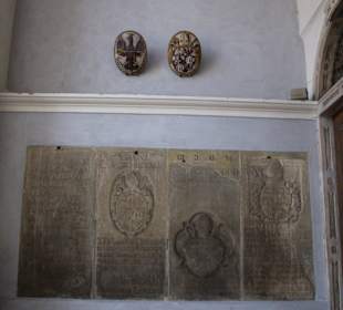 Epitaphe in den Arkaden