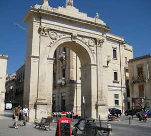 Das Stadttor von Noto