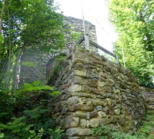 Steinerne Treppe hoch zum Turm