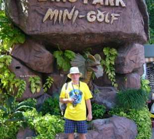 У входа в дино парк