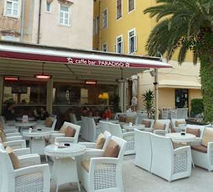 Restaurant, Café und Bar, manchmal mit Live-Musik